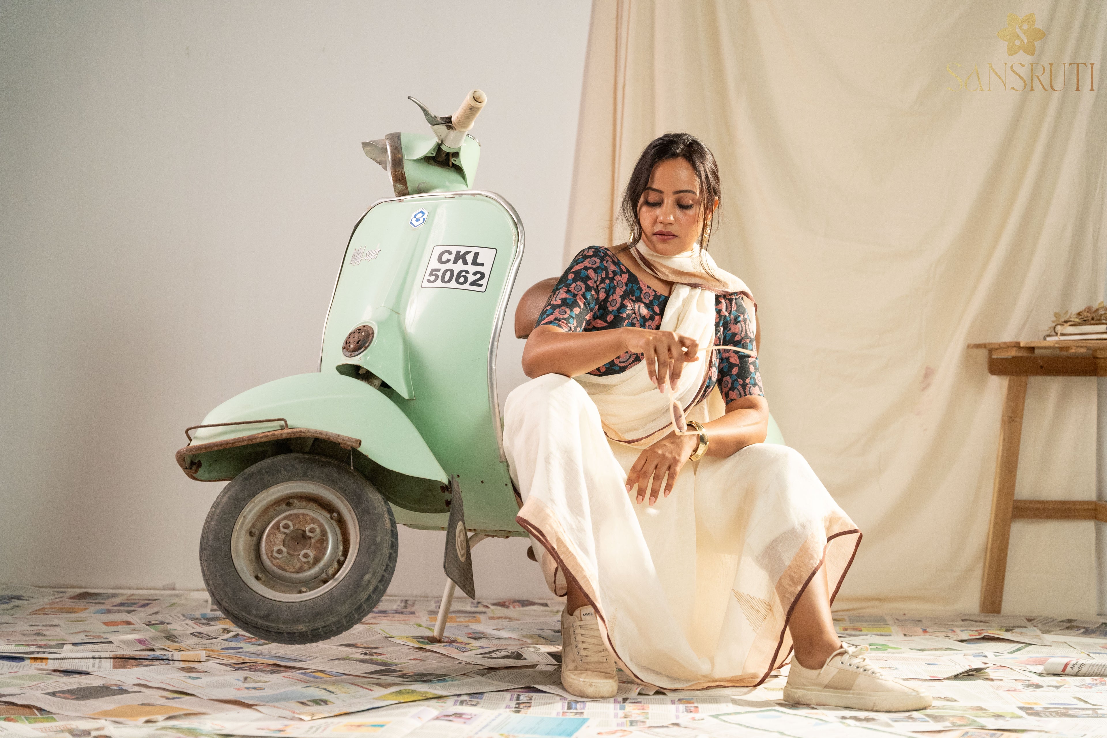 Ghicha Elegance Off-White Linen Saree